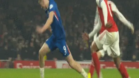 “黎明新星新加坡赛女单征程戛然而止，却以非凡勇气惊艳全场”