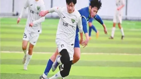 “巴萨10人逆转塞维4-1，榜首差距仅剩2分！费尔明进关键球，莱万立功，阿劳霍受伤离场，红牌添乱”